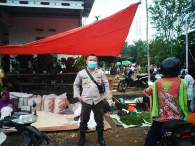 Sambangi Pasar, Bhabinkamtibmas Polsek Karang Tinggi Ingatkan Warga Patuhi Prokes