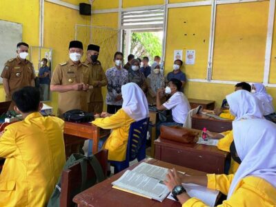Tinjau PTMT, Gubernur Rohidin Ingatkan Sekolah Tetap Terapkan Prokes Ketat