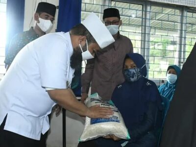 Salurkan Beras PKHD, Hari Libur Helmi Tetap Melayani