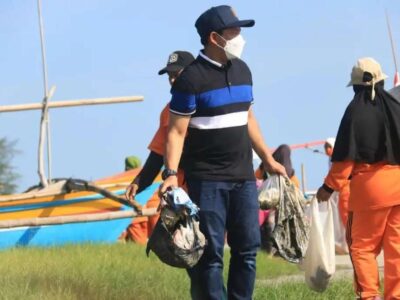 Sambut HUT TNI AL ke-76, Gotong Royong Merdekakan Tapak Paderi dari Sampah