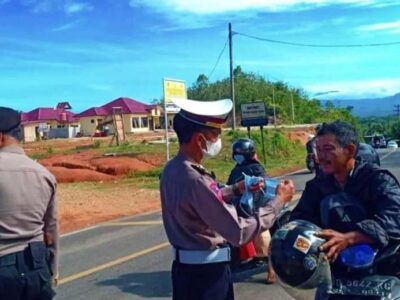 Cegah Covid-19, Polres Benteng Bagikan Masker ke Pengendara