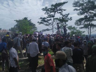Aksi Tolak Tambang Pasir Besi Berlanjut di Kantor Gubernur, Berikut Tuntutannya