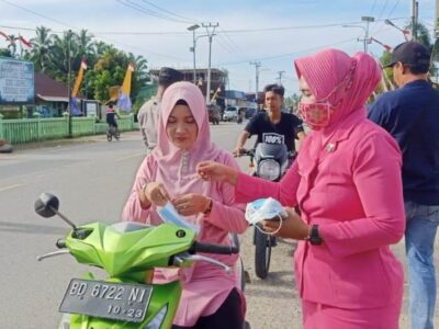 Bagi Masker Polsek Mukomuko Selatan, Ajak Warga Taat Prokes dan Ikut Vaksin