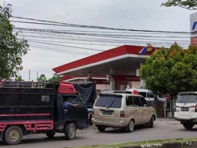Antrean Solar di SPBU Kembang Seri Berujung Pengeroyokan