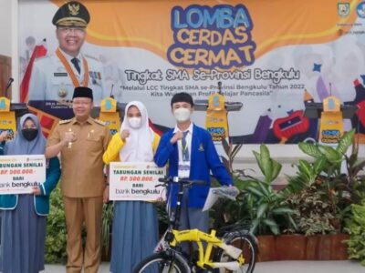 Jawab Pertanyaan Gubernur Rohidin Peserta LCC Dapat Sepeda