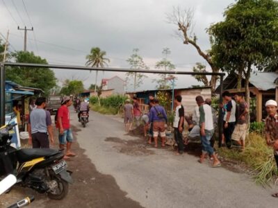 Jalan Sering Dilewati Truk Kelebihan Muatan, Warga Rimbo Recap Pasang Portal dan Gelar Gotong Royong