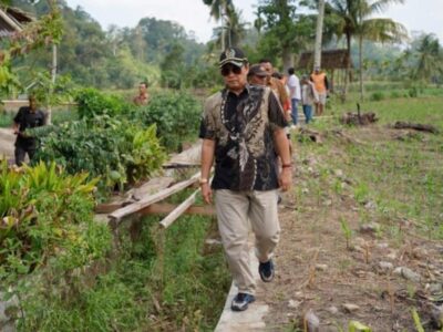 Kunjungi Korban Jembatan Putus, Ketua DPRD Sampaikan Duka Cita