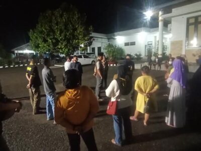 Didemo Emak-emak, Bupati Gusnan Mala Semprot Wartawan