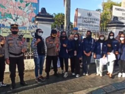 Respect ke Polisi, Massa Aksi Mahasiswa Bengkulu Beri Setangkai Bunga