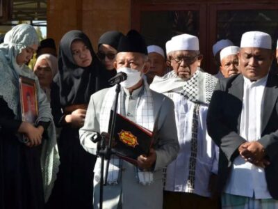 Tangis Gadis Asal Bengkulu Iringi Pemakaman Ipda Imam yang Gugur Saat Demo 11 April