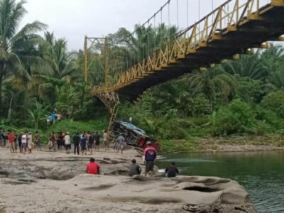 Mobil Jatuh dari Jembatan Gantung Seginim Bengkulu Selatan