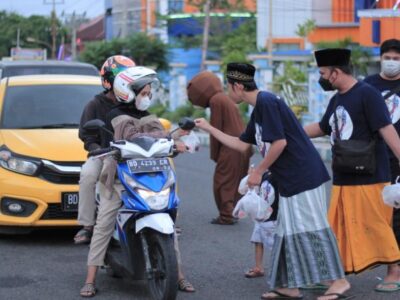 Pemuda Lintas Iman & Sahabat Mahfud Rajut Kebersamaan dengan Takjil