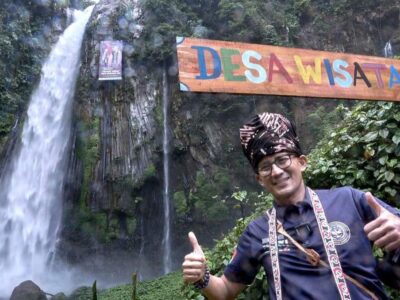 Kunjungi Dewi Belirang, Menparekraf Kagumi Air Terjun Panas Dingin