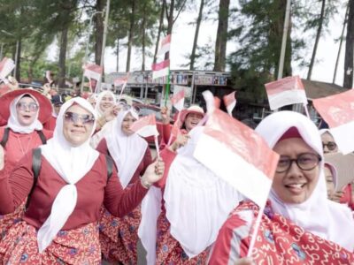 Srikandi TP Sriwijaya Semarakkan HUT RI dengan Pawai Besurek