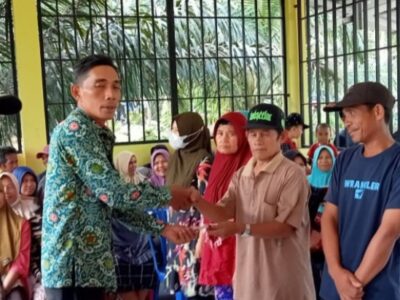 Pemdes Air Latak Salurkan BLT Dana Desa ke 76 KPM