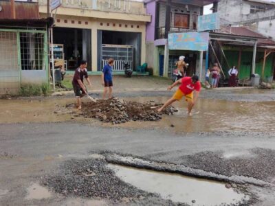 Warga Pasar Tais Swadaya Timbun Jalan Berlubang
