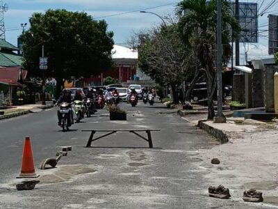 Warga Penurunan Tambal Sendiri Jalan Berlubang