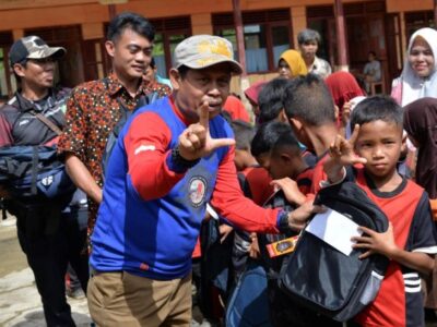 Dikbud Lebong Bagikan Perlengkapan Sekolah Gratis di SDN 85 Sungai Lisai