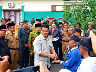 Jonaidi Bagikan Alsintan Gratis ke Petani Bengkulu