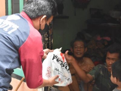 Artha Graha Salurkan Bantuan Tunai dan Sembako untuk Masyarakat