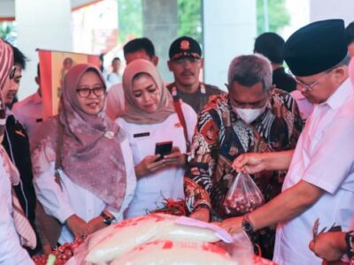 Gubernur Rohidin Salurkan BLT BBM