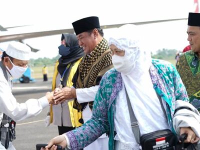 Wagub Rosjonsyah Sambut Jemaah Haji Kloter 2