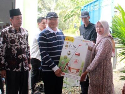Bantu Alsintan ke Kelompok Tani, Gubernur Rohidin Pesankan Pemeliharaan