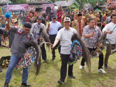 Gubernur Rohidin Main Kuda Kepang di Acara Grebeg Suro Jaranan