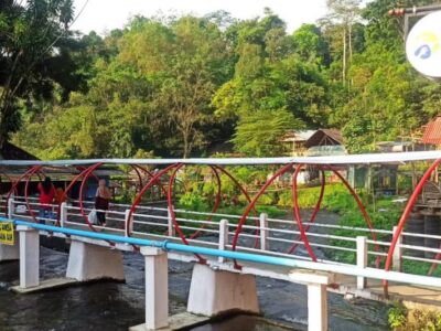 BRI Peduli Bersihkan Tepi Kali Senjoyo