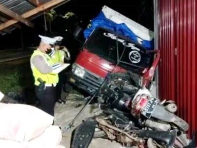 Tak Kuat Nanjak, Truk Muatan Semen Hantam Bengkel Warga Seluma
