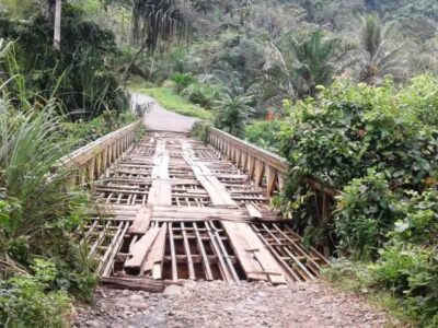 Papan Jembatan Penghubung Tiga Desa di Seluma Sengaja Dibuang Oknum