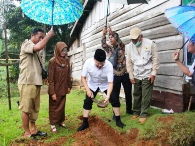 Gubernur Rohidin Turun Langsung Serahkan Bantuan Bedah Rumah