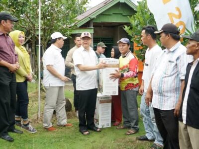 Gubernur Rohidin Kembali Serahkan Bantuan Bedah Rumah, Alsintan hingga Kartu JKN KIS