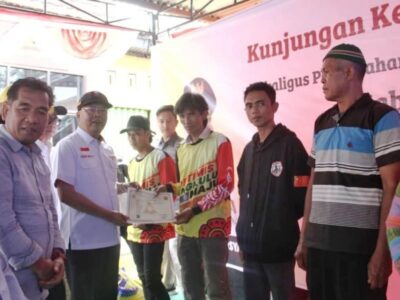 Program Prioritas, Gubernur Rohidin Kembali Serahkan Bantuan Listrik Gratis