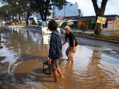 Mahasiswa dan Masyarakat Mancing di Kubangan Jalan Hibrida