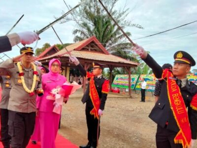 Kapolres Baru Seluma Disambut Upacara Pedang Pora