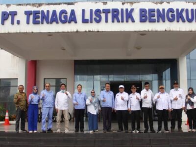 Truk Pemasok Batu Bara ke PLTU Pulau Baai Picu Kerusakan Jalan