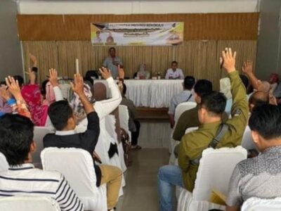 Didampingi Anggota Dewan, DKP Provinsi Bengkulu Serahkan Bantuan Bioflok untuk Nelayan Pemula