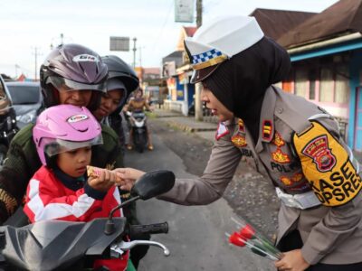 Coklat dan Bunga untuk Warga Patuh Lalu Lintas