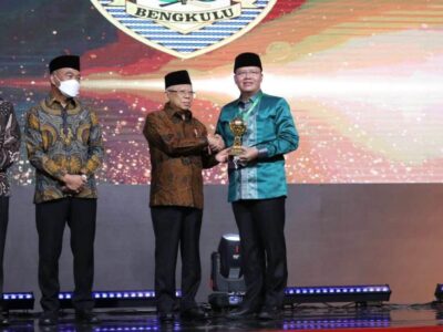 Gubernur Rohidin Terima Penghargaan UHC Award 2023