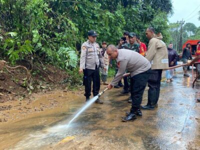 Tertimbun Longsor Sepanjang 40 Meter, Jalan Lintas Curup-Linggau Sudah Bisa Dilewati