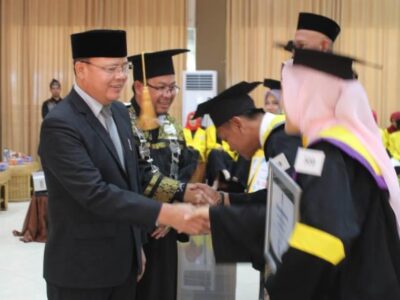 Hadiri Wisuda UT, Gubernur Rohidin: Kejujuran Value Tertingggi Seorang Sarjana