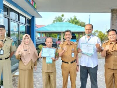 Usai Apel Pagi, Kadis Dukcapil Widodo Serahkan Piagam Pegawai Teladan