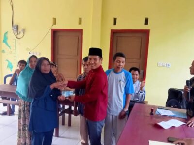 Pemdes Air Latak Kembali Salurkan BLT-DD Tahap III