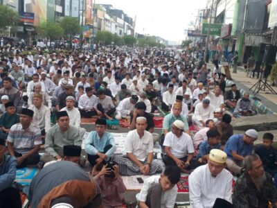 Gelar Salat Idul Fitri, Ribuan Warga Padati Jalan Soeprapto Bengkulu