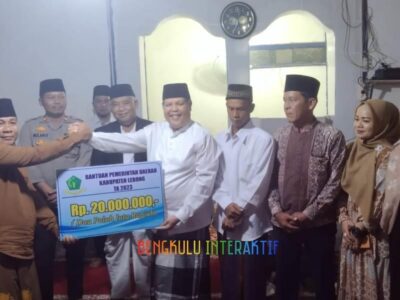 Safari Ramadan di Desa Bukit Nibung, Pemkab Lebong Serahkan Bantuan ke Masjid