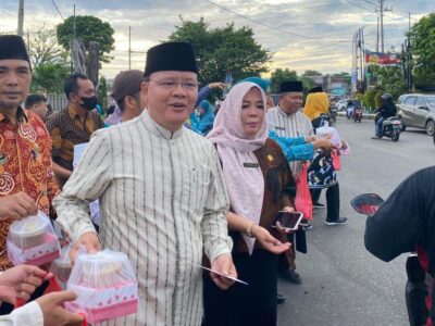 Sapa Warga, Gubernur Rohidin Berbagi Takjil di Jalanan
