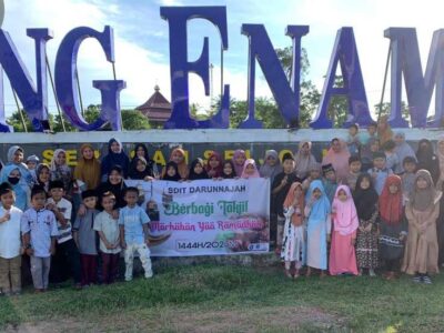 Ramadan Ceria, Siswa SDIT Darunnajah Berbagi Takjil ke Pengguna Jalan