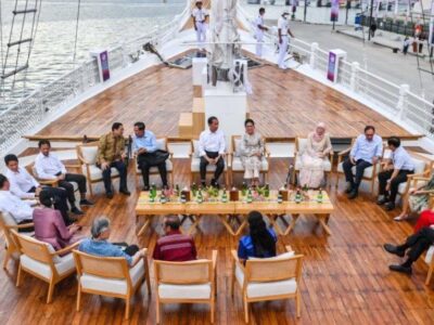 Diplomasi Sunset di Atas Pinisi Putih