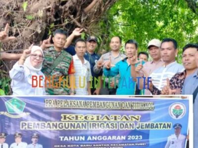 Pemdes Kota Baru Santan Bagikan Pupuk dan Titik Nol Pembangunan Irigasi Desa